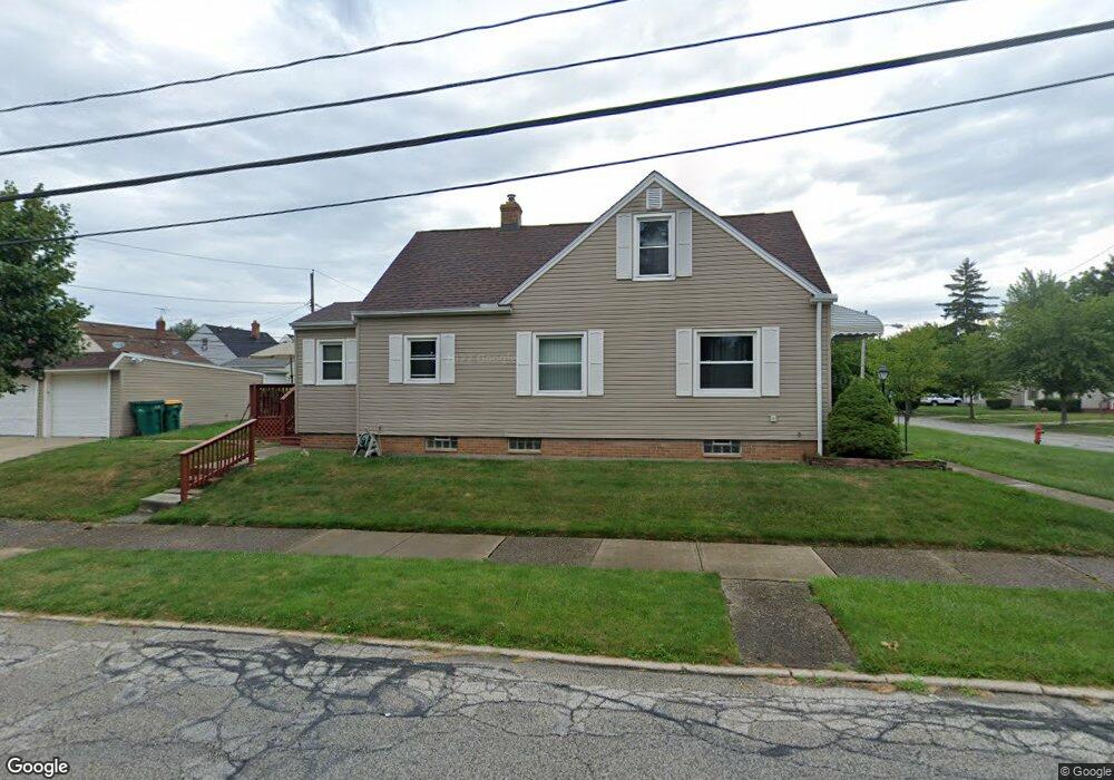 21203 Gardenview Dr, Maple Heights, OH 44137 - photo 1