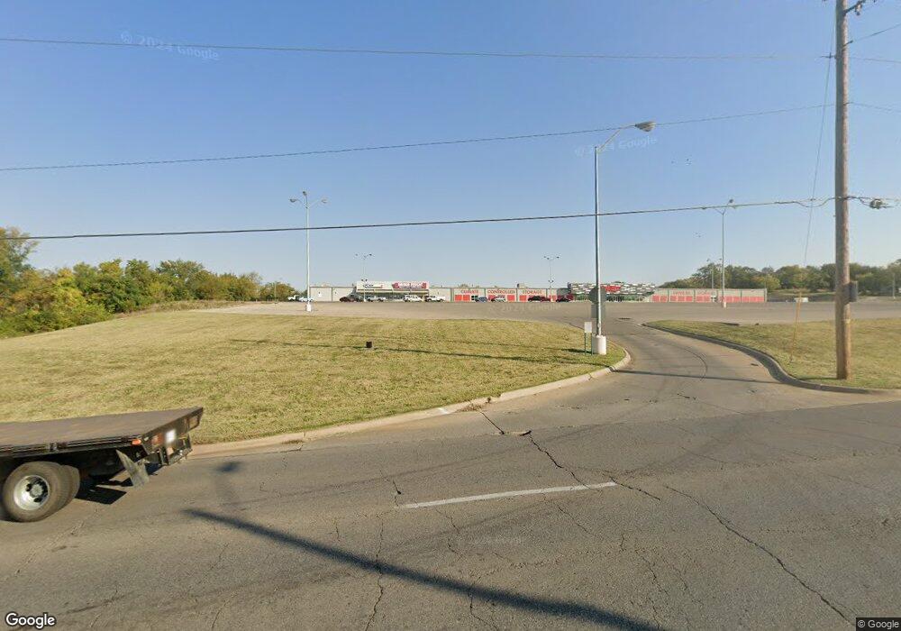 210 SE 29th St, Topeka, KS 66605 - photo 1