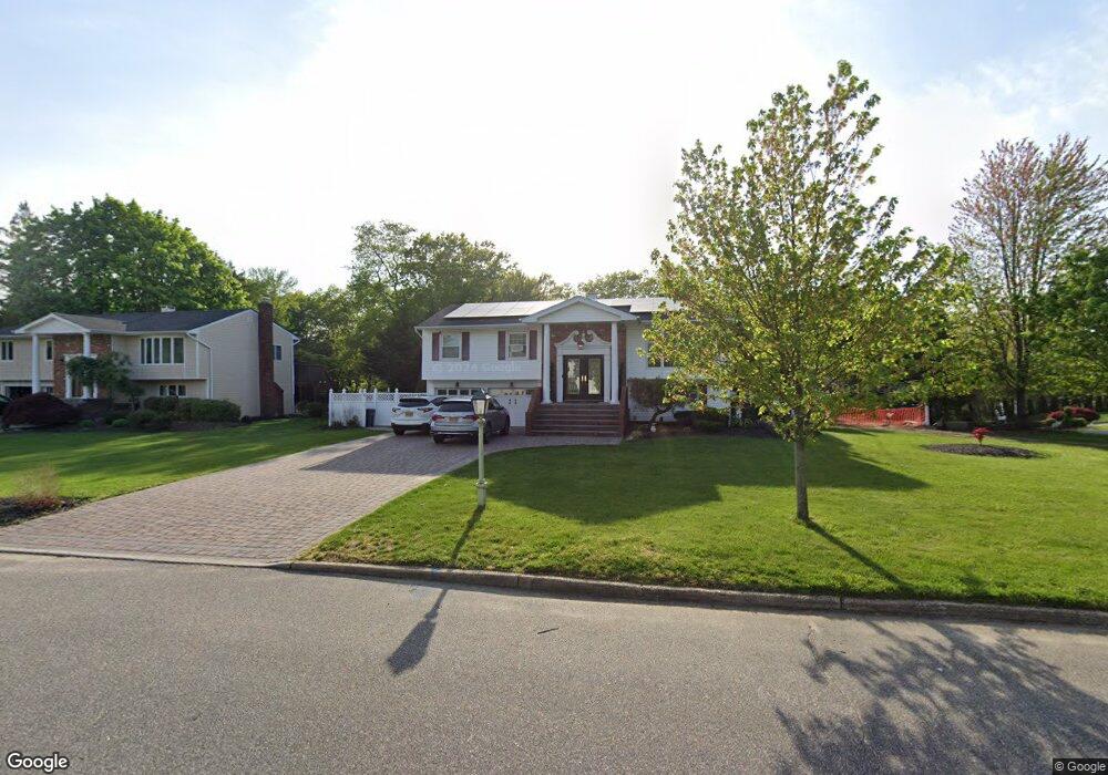 32 Peppermint Rd, ComMacK, NY 11725 - photo 1