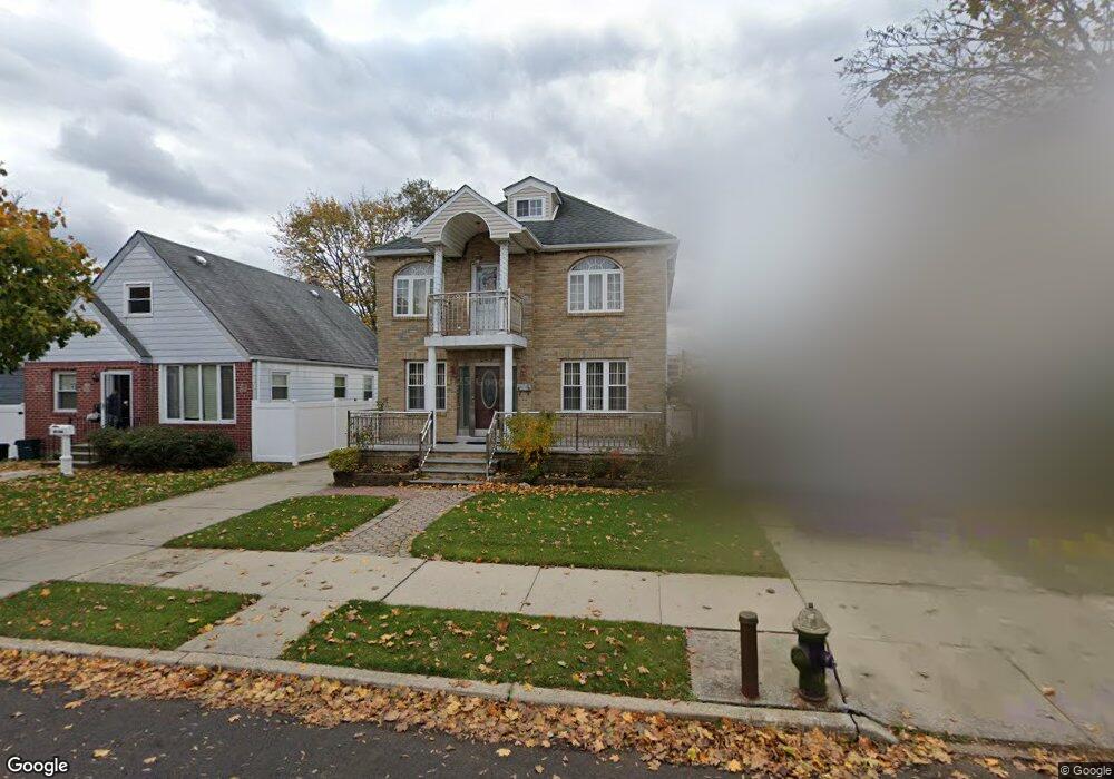 8140 259th St, Glen Oaks, NY 11004 - photo 1