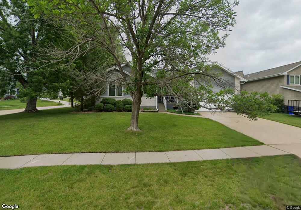 421 Bezdek Dr NW, Cedar Rapids, IA 52405 - photo 1
