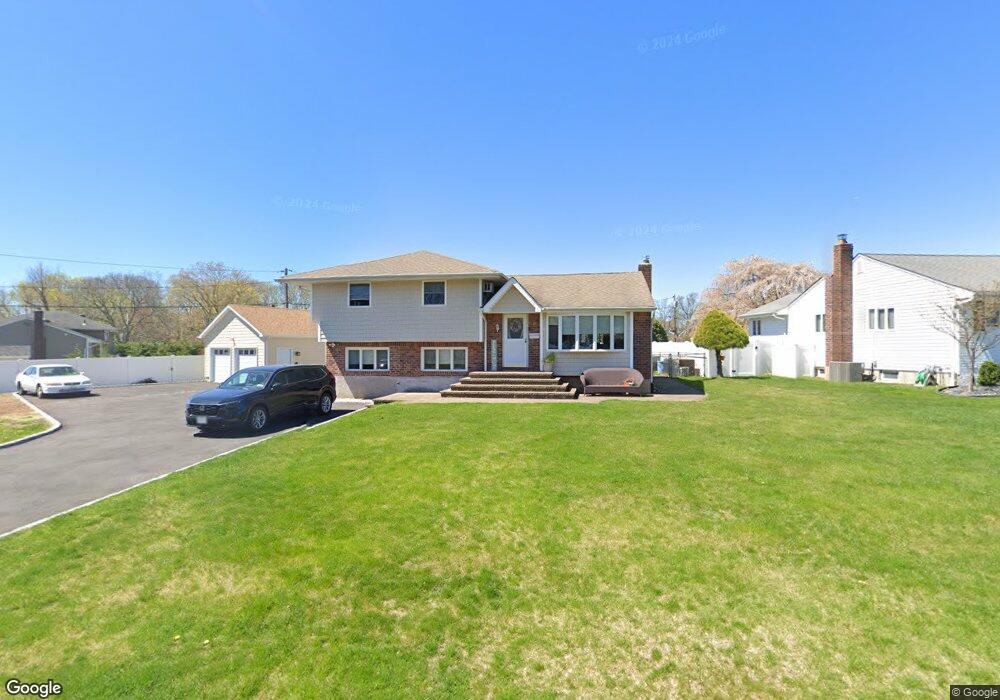 30 Fern Dr, ComMacK, NY 11725 - photo 1