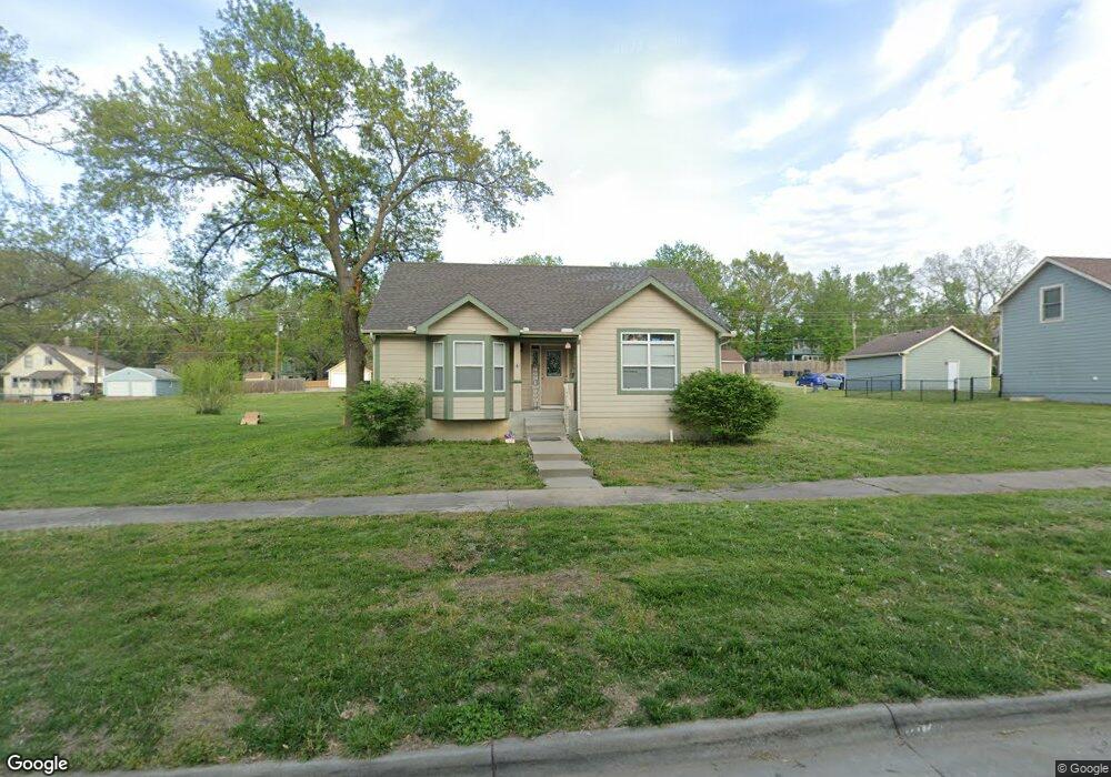 216 SW Elmwood Ave, Topeka, KS 66606 - photo 1