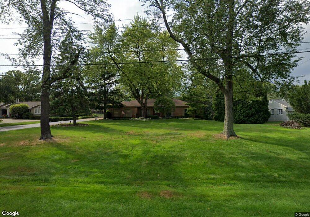2058 W Bend Ct, Bloomfield Hills, MI 48302 - photo 1