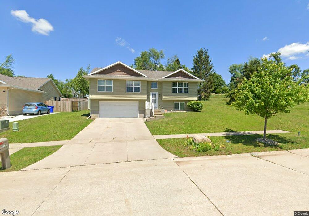 2724 Dennis Dr NW, Cedar Rapids, IA 52405 - photo 1