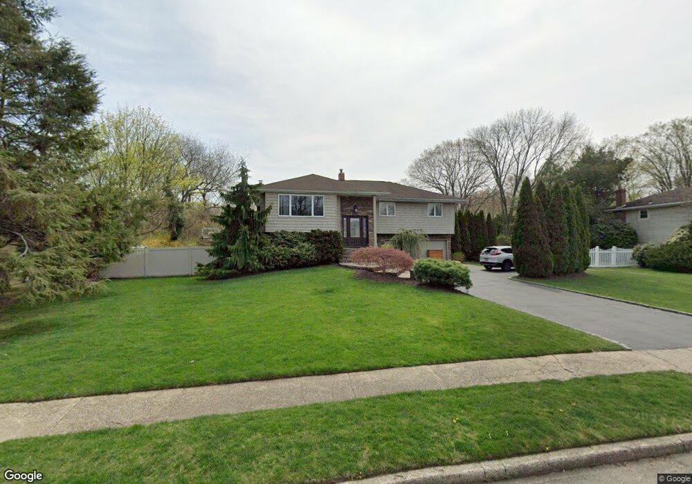 143 Hayrick Ln, ComMacK, NY 11725 - photo 1