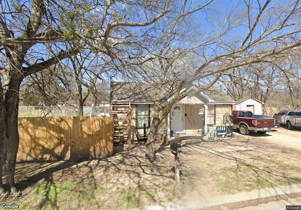 1305 Moss St, Gainesville, TX 76240 - photo 1