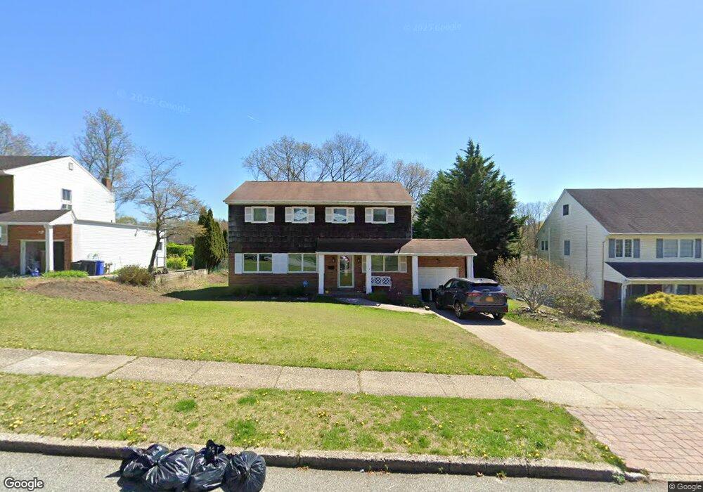 10 Chatham Rd, ComMacK, NY 11725 - photo 1