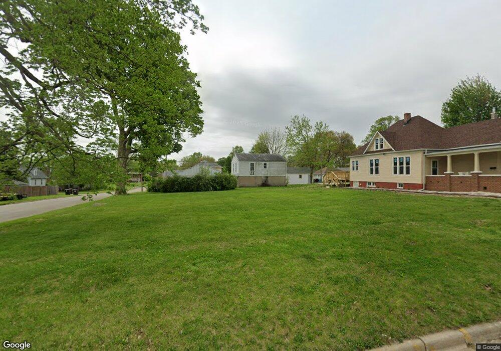 305 7th St, Lincoln, IL 62656 - photo 1