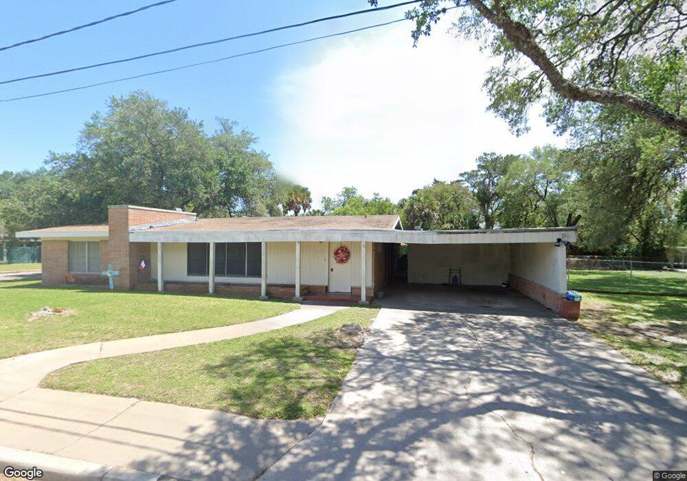 210 E Hutchinson St, Beeville, TX 78102 - photo 1