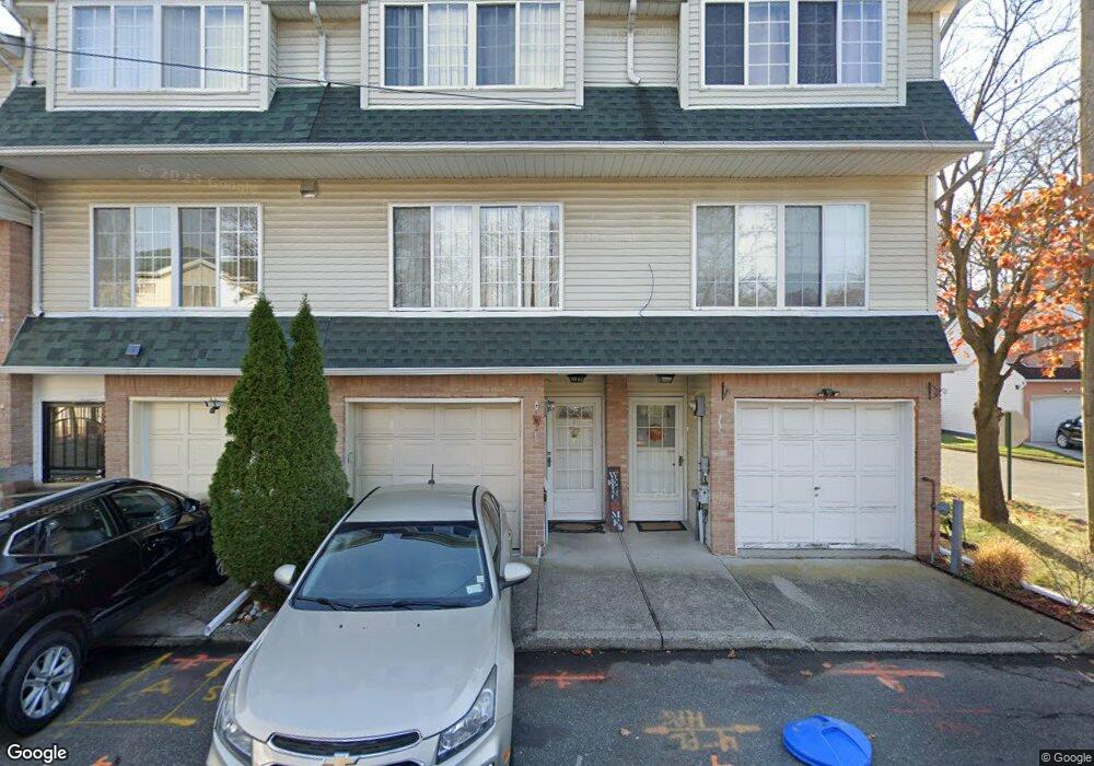 17 Woodcutters Ln, Staten Island, NY 10306 - photo 1