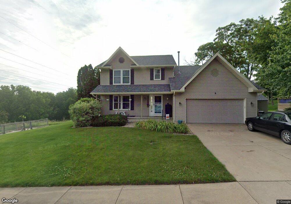5911 Appomattox Rd, Davenport, IA 52806 - photo 1