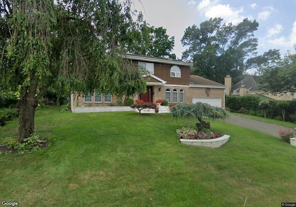 10 North Ct, Port Washington, NY 11050 - photo 1