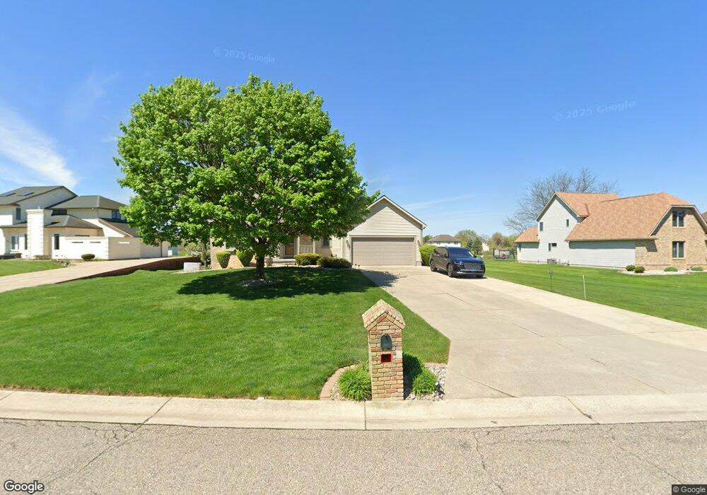 1064 Royalcrest Dr, Flint, MI 48532 - photo 1