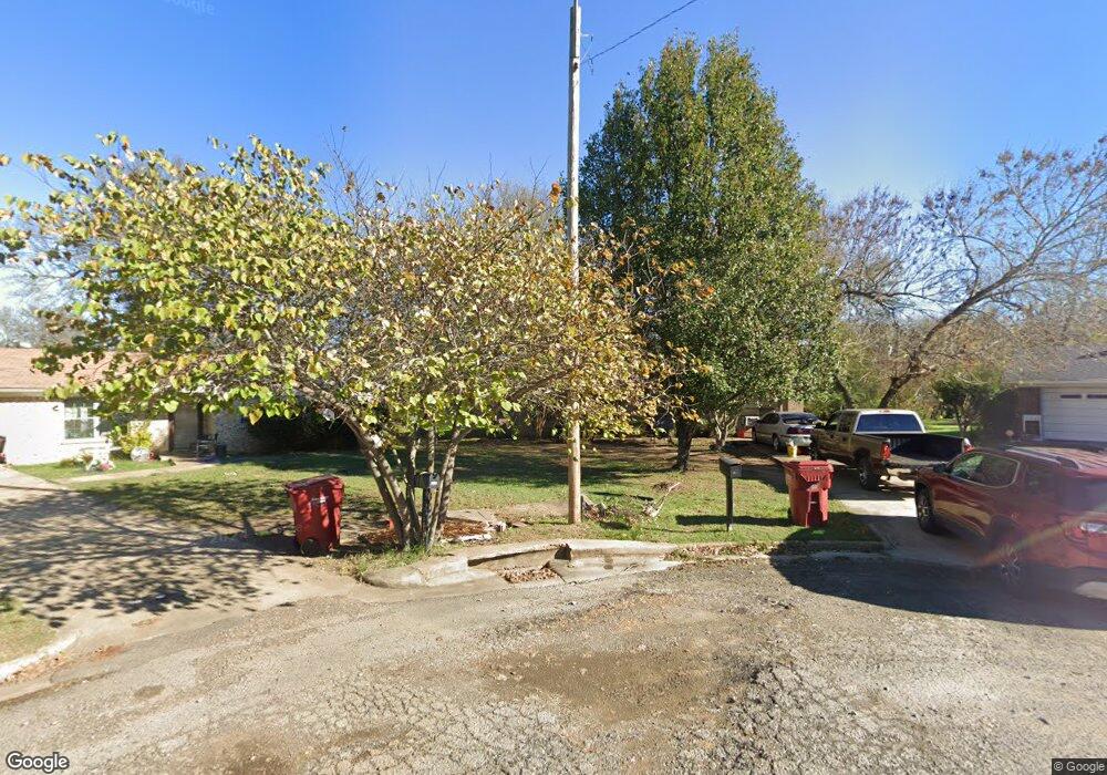 911 Hillside Ct, Hugo, OK 74743 - photo 1