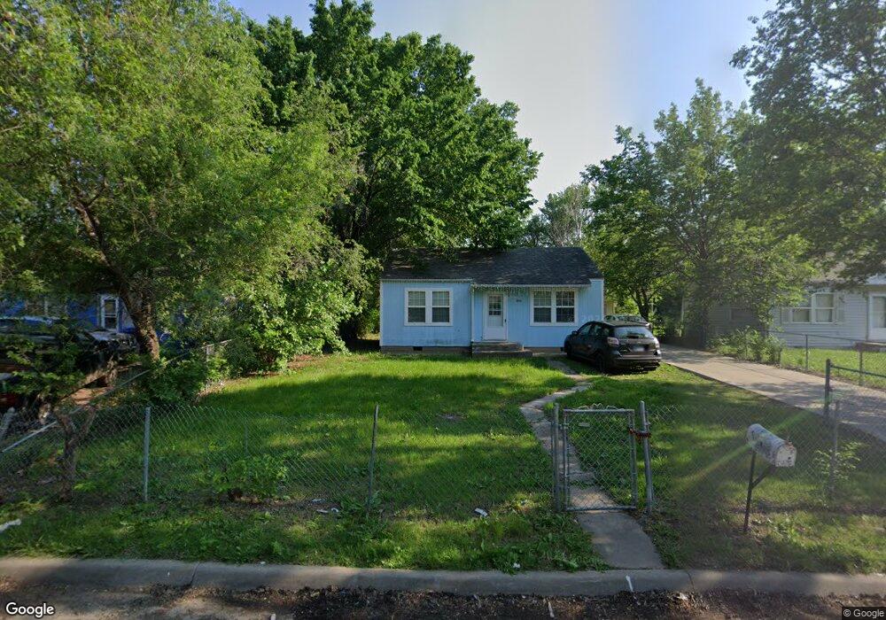 1005 SE Pinecrest Dr, Topeka, KS 66605 - photo 1