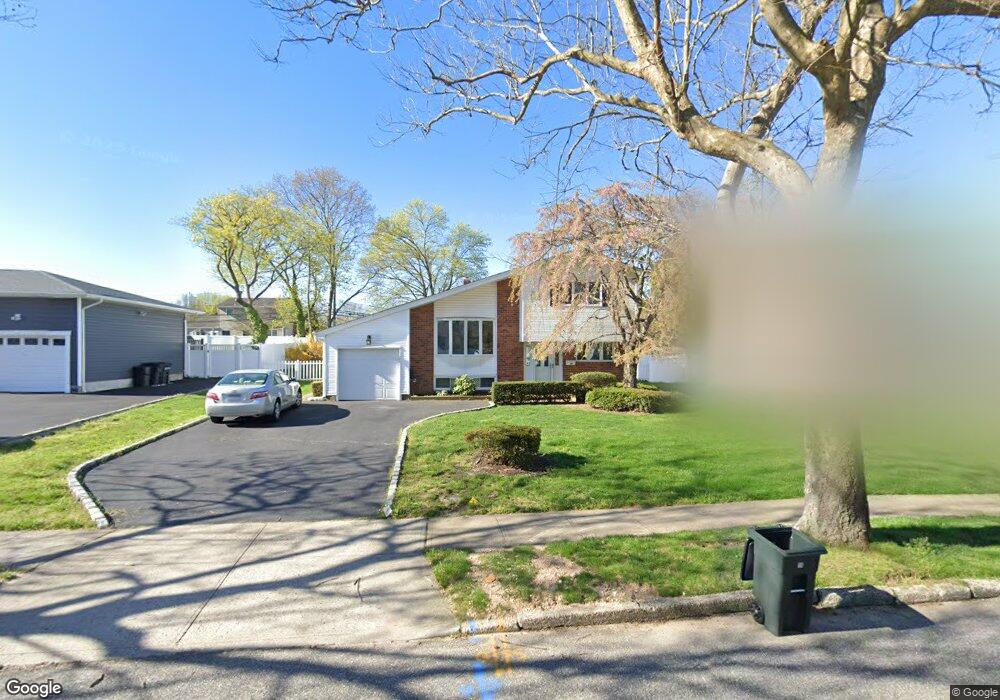 14 Comanche Ln, ComMacK, NY 11725 - photo 1