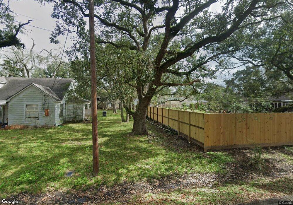 214 N Bates St, Alvin, TX 77511 - photo 1