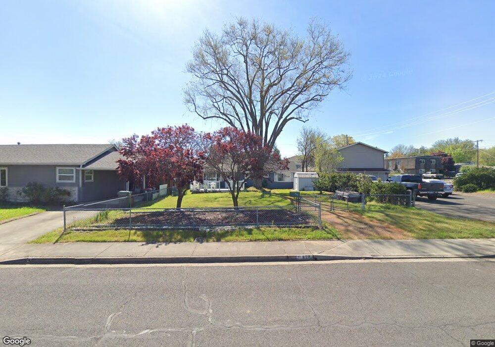 828 Maple St, Central Point, OR 97502 - photo 1