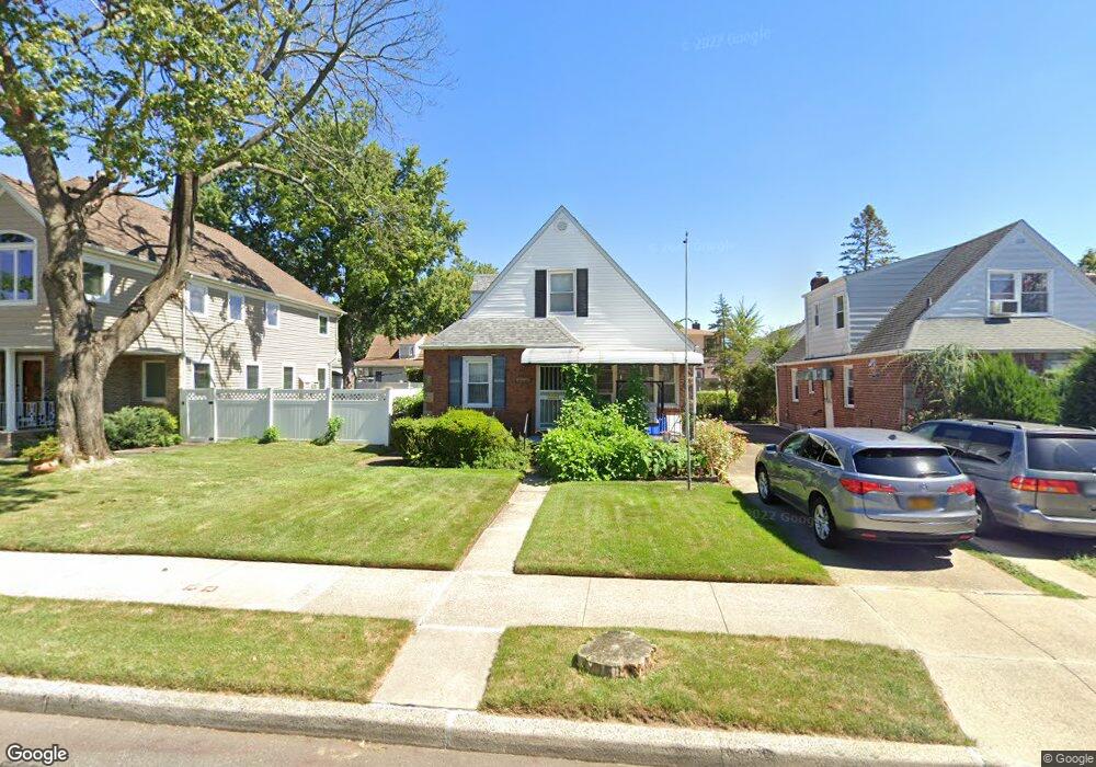 8231 265th St, Glen Oaks, NY 11004 - photo 1