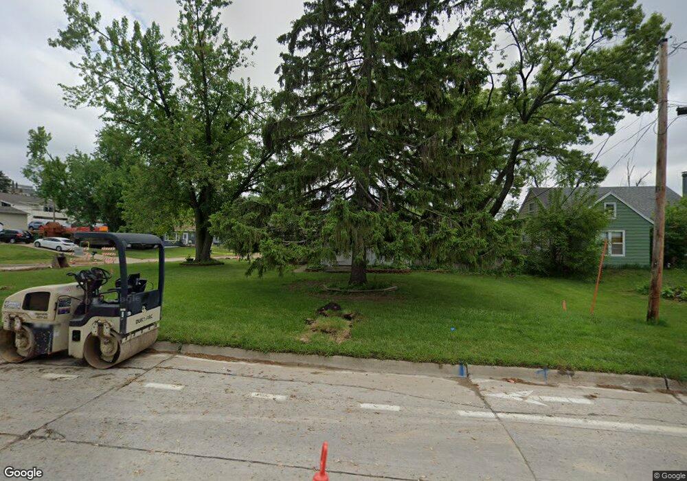 3001 Bowling St SW, Cedar Rapids, IA 52404 - photo 1