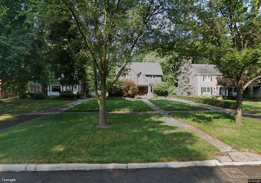 1323 Three Mile Dr, Grosse Pointe Park, MI 48230 - photo 1