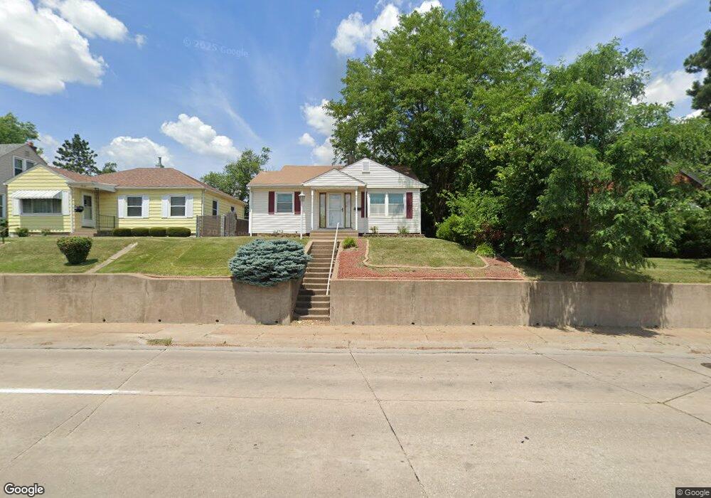 1720 E Locust St, Davenport, IA 52803 - photo 1