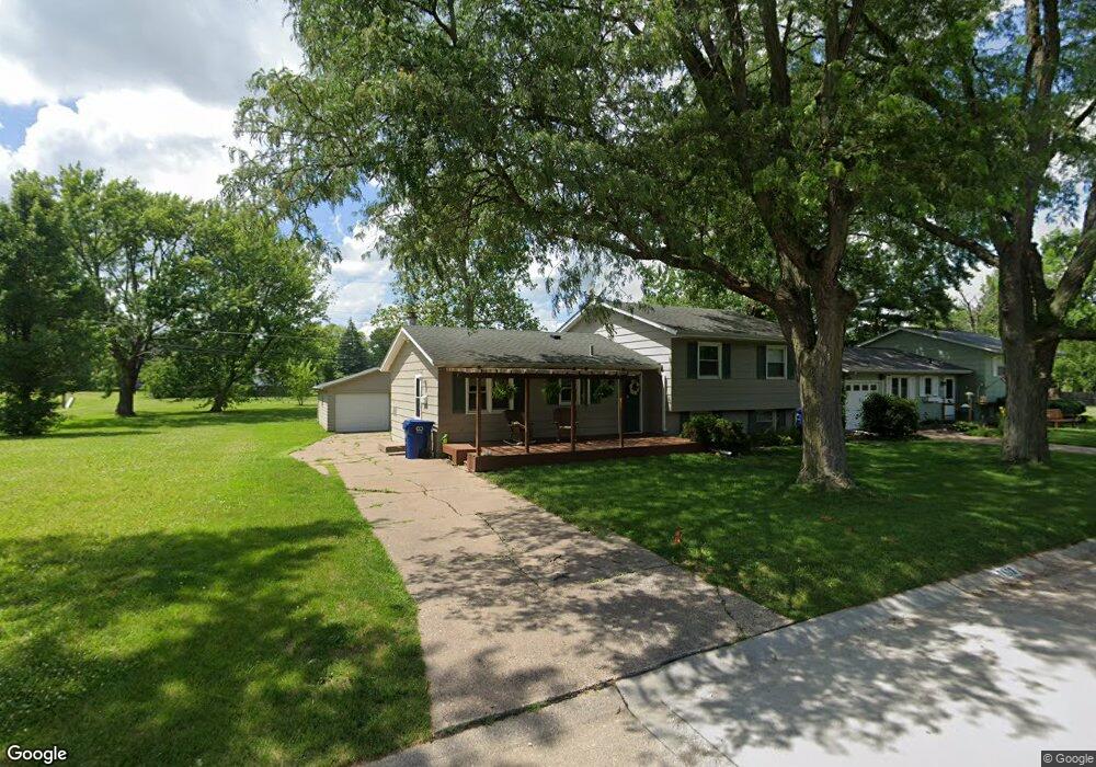 1112 Parkway Dr, Bettendorf, IA 52722 - photo 1