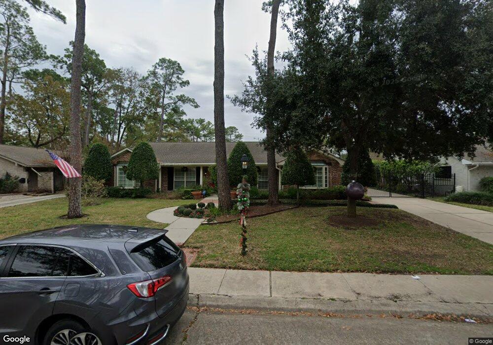 10211 Holly Springs Dr, Houston, TX 77042 - photo 1