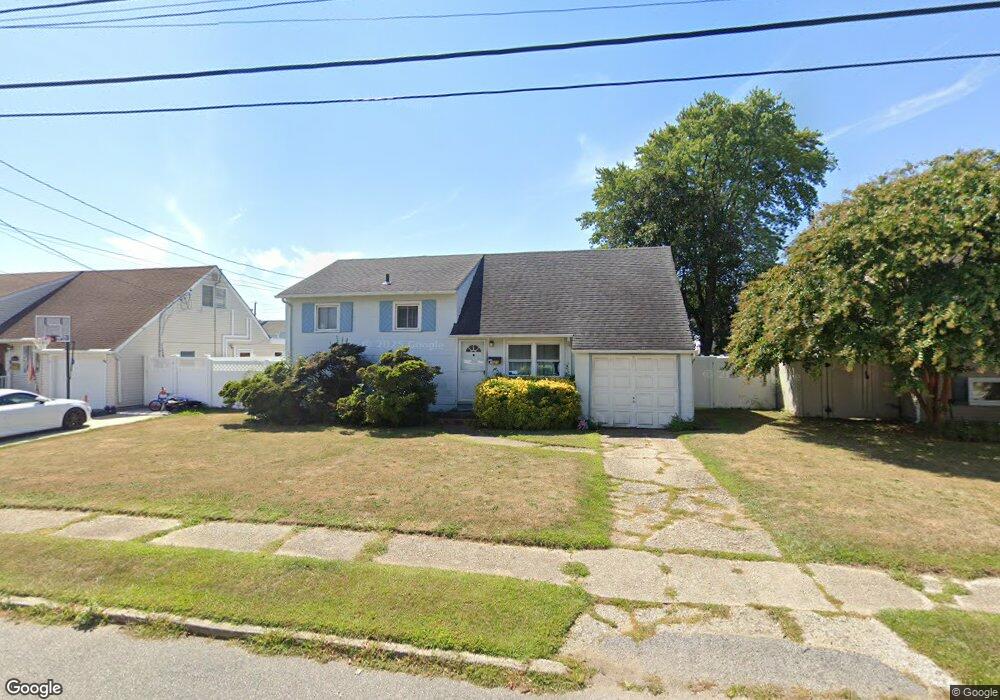 1020 N Niagara Ave, Lindenhurst, NY 11757 - photo 1