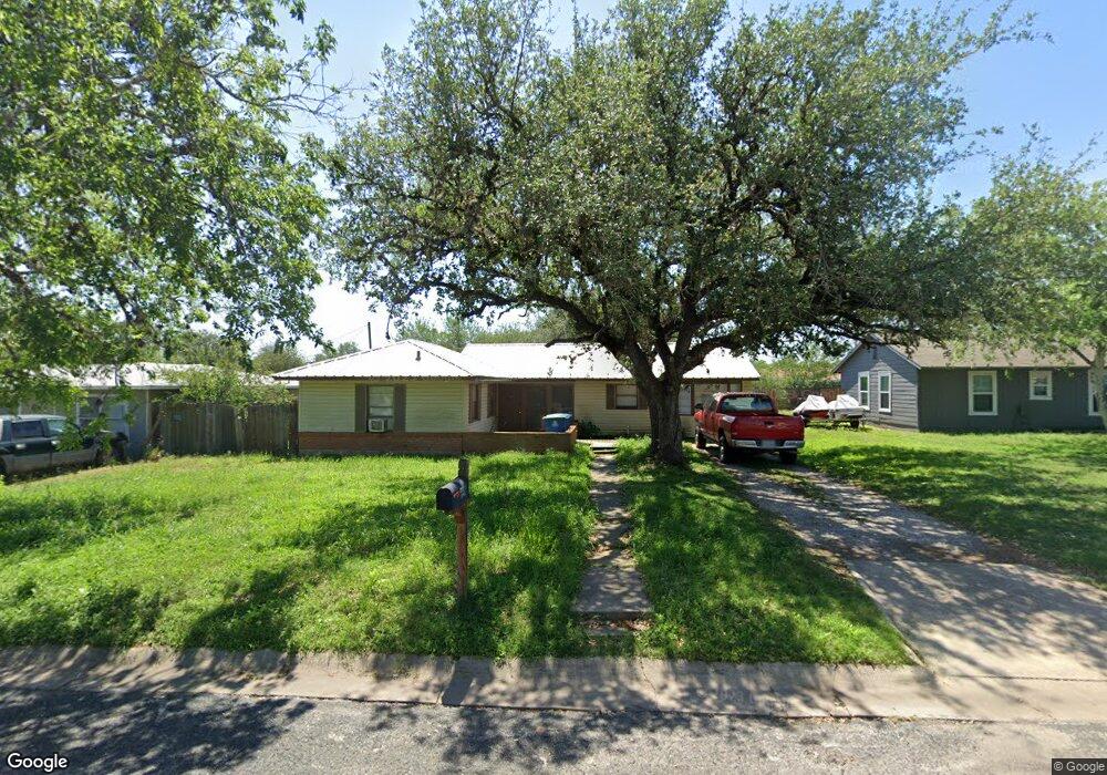 1412 E Bowie St, Beeville, TX 78102 - photo 1