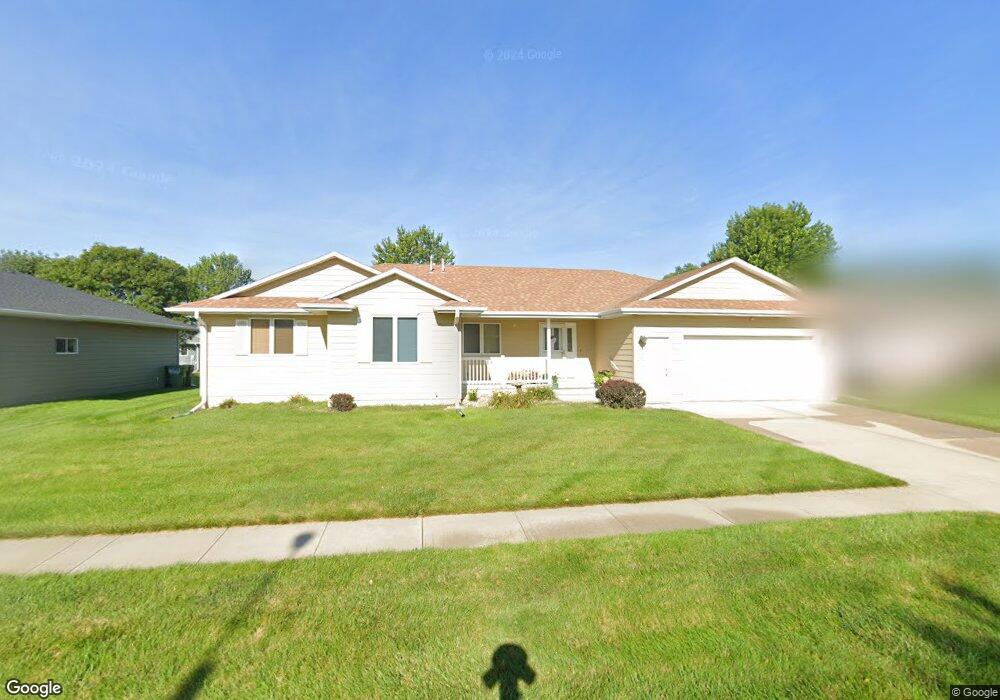 807 Woodcrest Dr, Norfolk, NE 68701 - photo 1