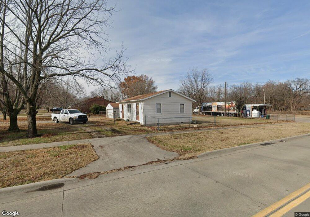 1301 Thornton Ave, Parsons, KS 67357 - photo 1