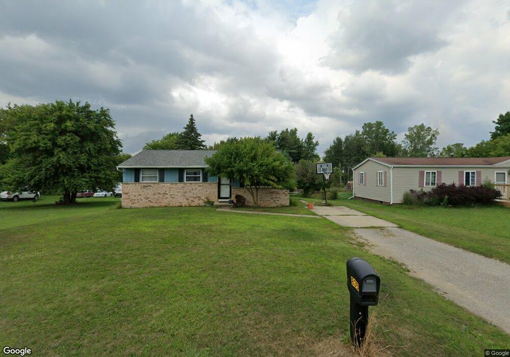 835 Beech St, Bad Axe, MI 48413 - photo 1