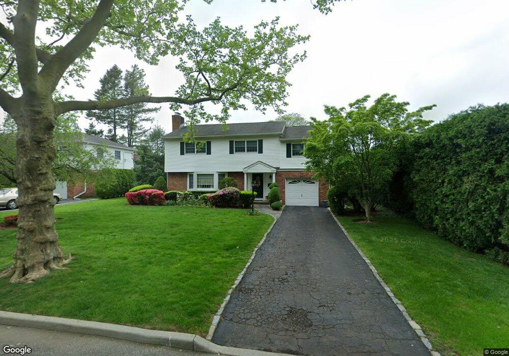 7 Wydler Ct, Garden City, NY 11530 - photo 1