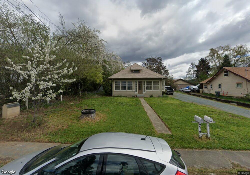 717 NE 10th St, Grants Pass, OR 97526 - photo 1