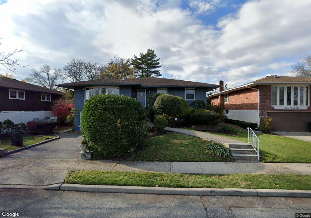 717 Bunker Rd, Valley Stream, NY 11581 - photo 1