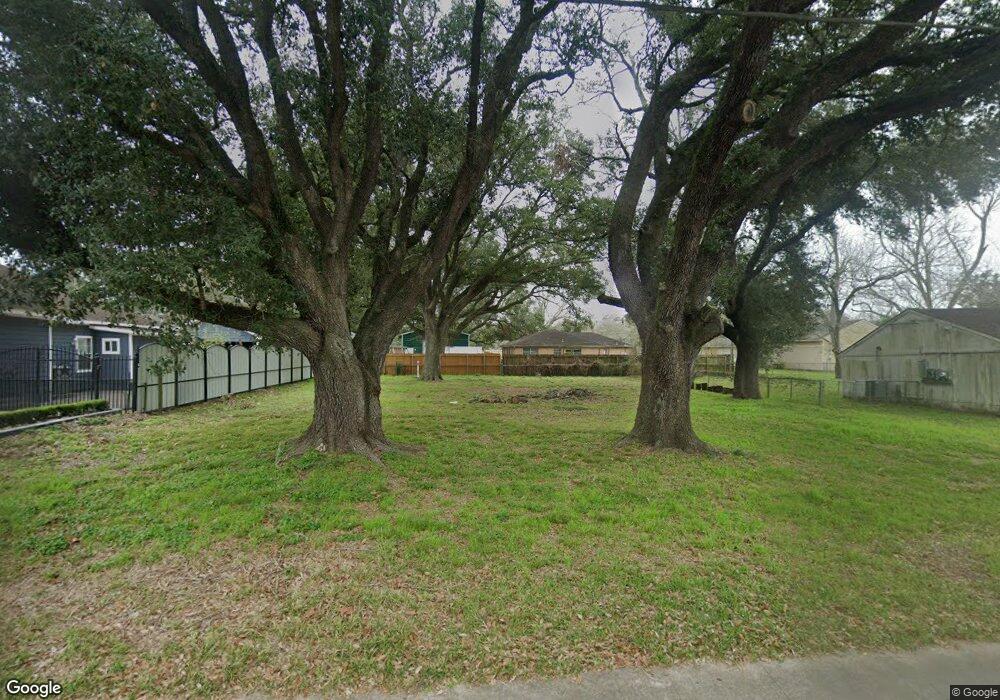 906 E House St, Alvin, TX 77511 - photo 1