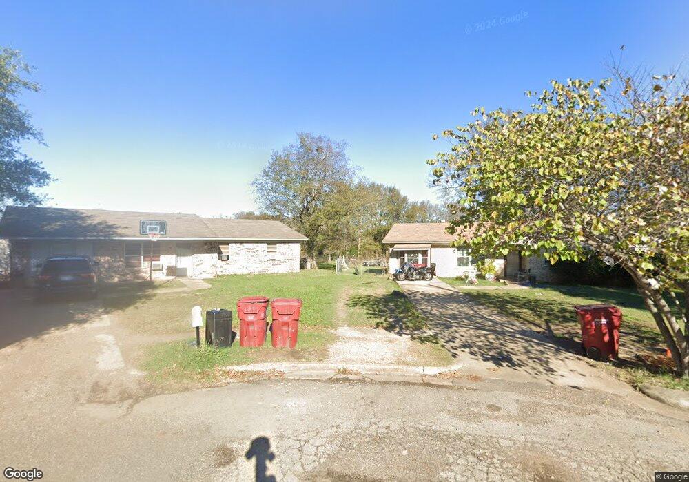 907 Hillside Ct, Hugo, OK 74743 - photo 1