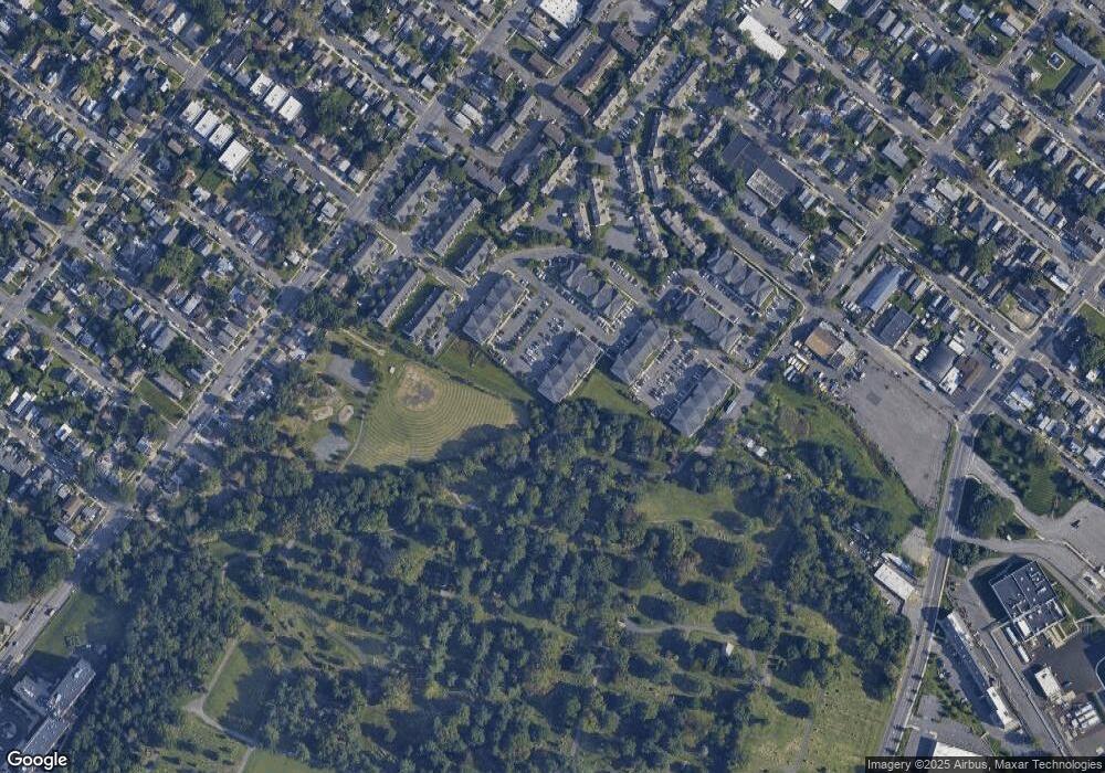 928 Cedar Ct unit 928, New Brunswick, NJ 08901 - photo 1