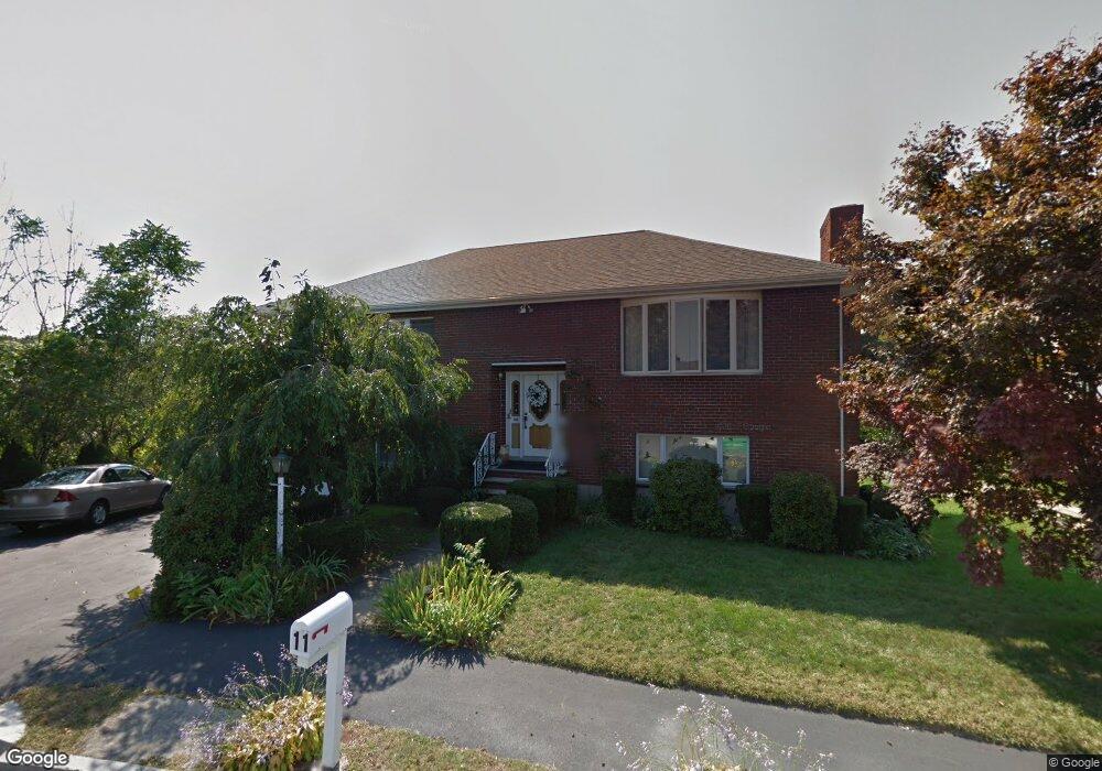 11 Thomas Cir, Stoneham, MA 02180 - photo 1