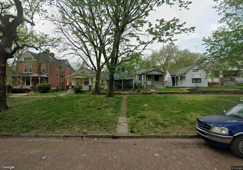 323 SW Western Ave, Topeka, KS 66606 - photo 1