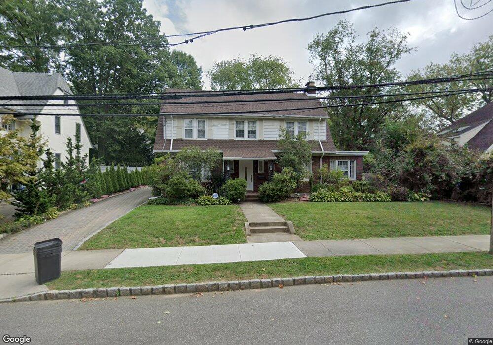 17 Pont St, Great Neck, NY 11021 - photo 1