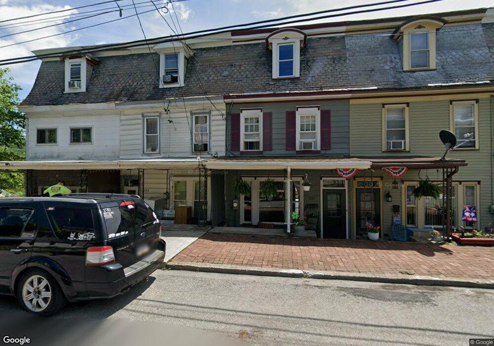 221 Washington St, Tamaqua, PA 18252 - photo 1