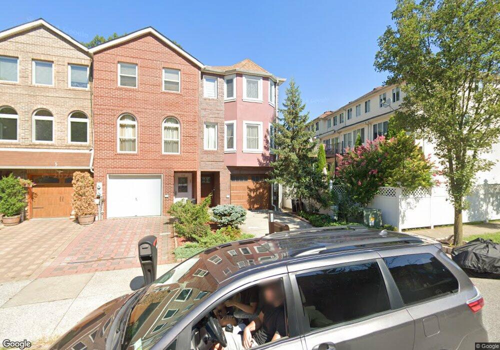 190 Wellington Ct, Staten Island, NY 10314 - photo 1