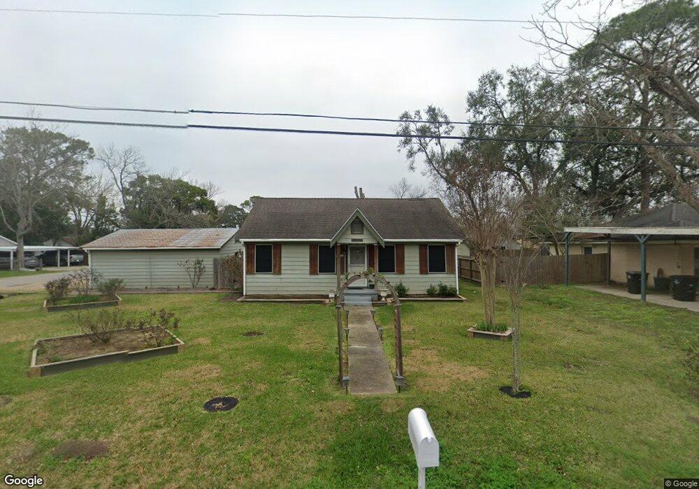 1032 W Willis St, Alvin, TX 77511 - photo 1