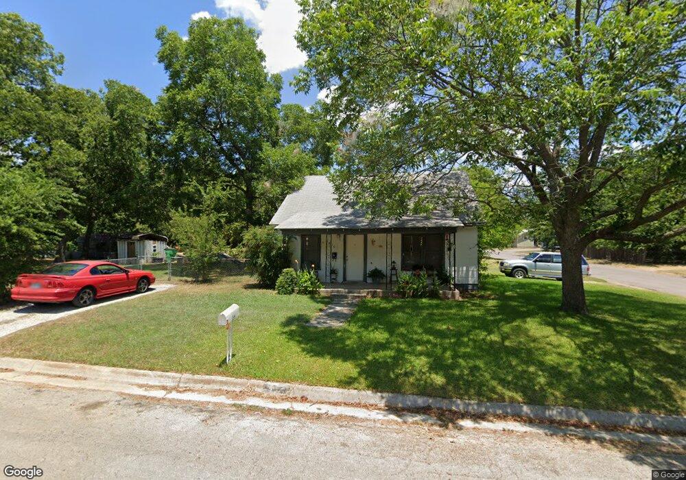 1419 E Scott St, Gainesville, TX 76240 - photo 1