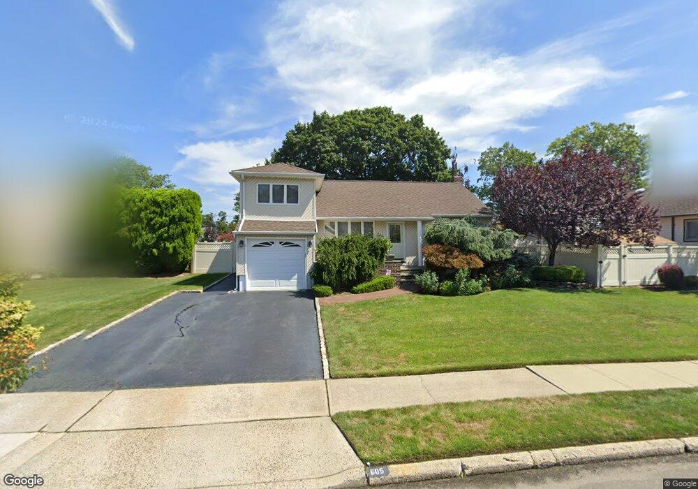 605 Arlington Dr, Seaford, NY 11783 - photo 1