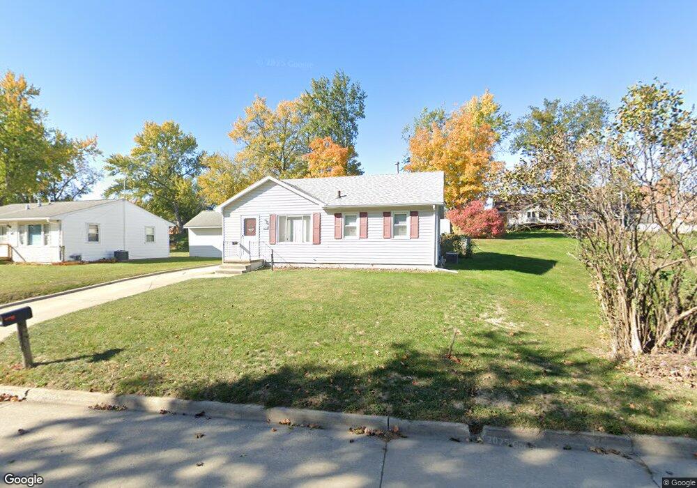523 E 6th St S, Newton, IA 50208 - photo 1