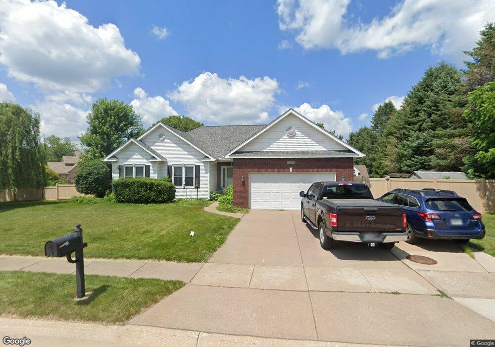 5208 Shawnee Dr, Davenport, IA 52804 - photo 1